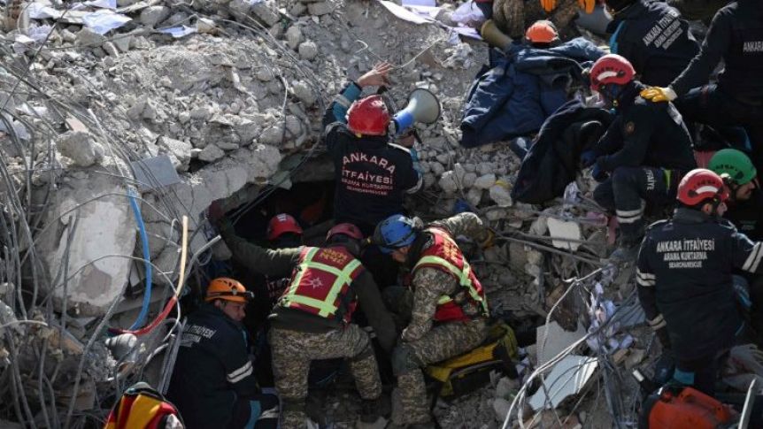 Turquía: una mujer fue rescatada con vida tras pasar 212 horas bajo los escombros