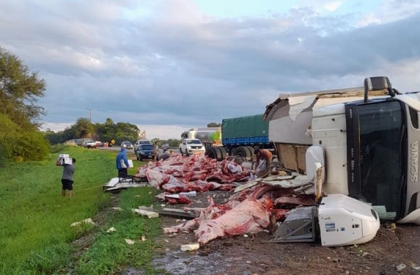 Salta: volcó un camión frigorífico y se robaron 11.000 kilos de carne