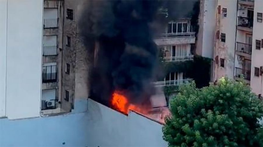 Voraz incendio en Palermo: al menos 10 personas heridas y varios vehículos destrozados
