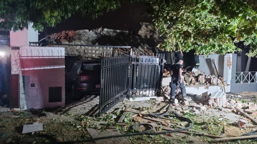 Volvieron de vacaciones, prendieron la luz al entrar y explotó la casa