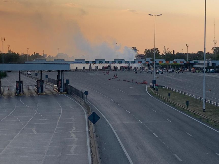 Un camión derramó una sustancia tóxica en Acceso Oeste y causó preocupación
