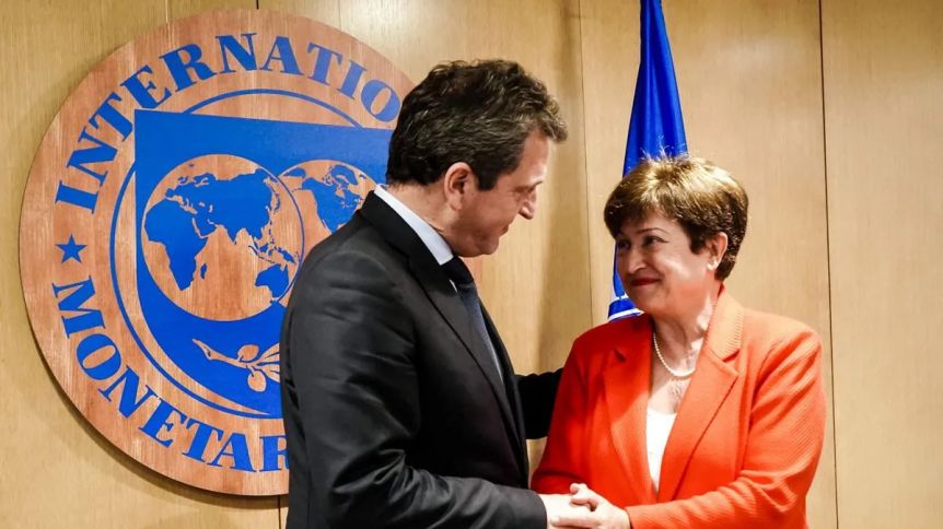Oxígeno para las reservas: el FMI acordó con Argentina desembolsar 5.200 millones de dólares