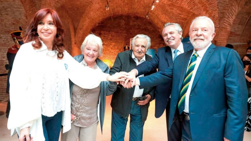 CFK vuelve a escena con apoyos internacionales