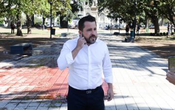 Los candidatos en la calle: encuentro con empresarios y una perfomance con sangre artificial