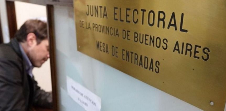 Kicillof estampó su firma para oficializar y completar casilleros en la Junta Electoral