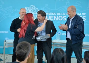 Kicillof puso primera en la Cuarta: cerró un basural a cielo abierto y entregó netbooks