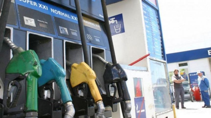El Gobierno maniobra y logra postergar un nuevo aumento de la nafta