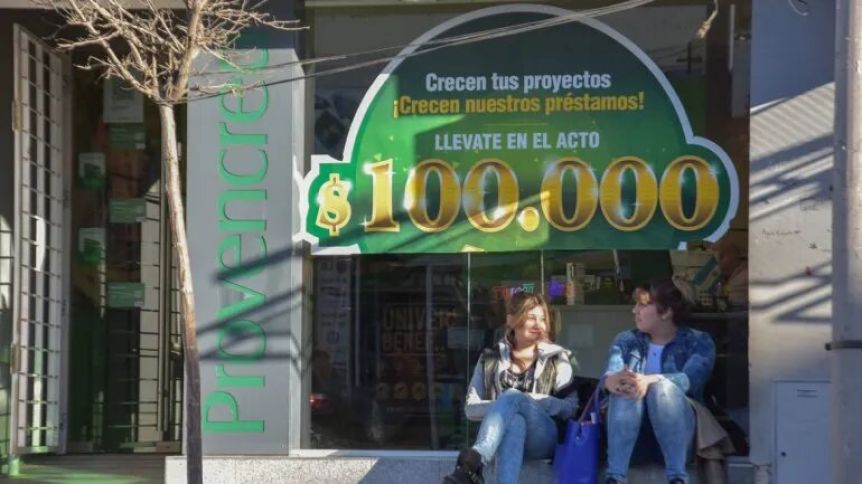 Argentinos pobres y endeudados: los préstamos personales crecieron a la par de la inflación