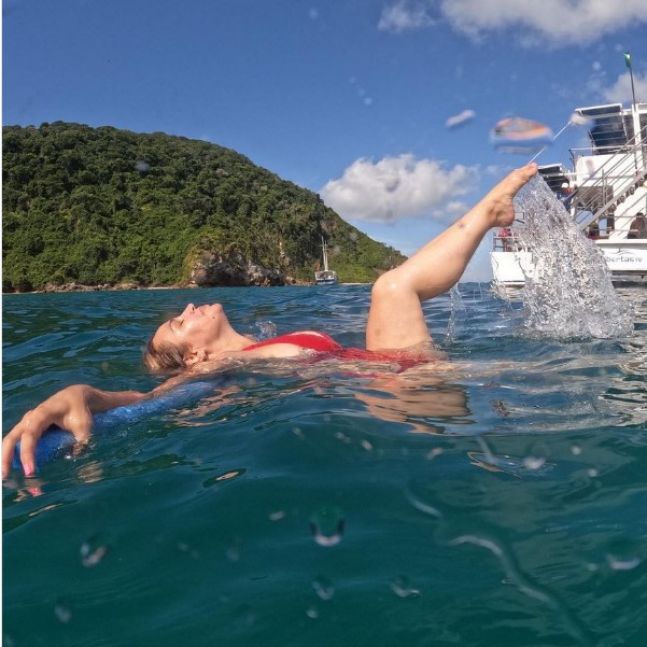Belén Francese se mostró en bikini desde la playa y le respondió a los haters