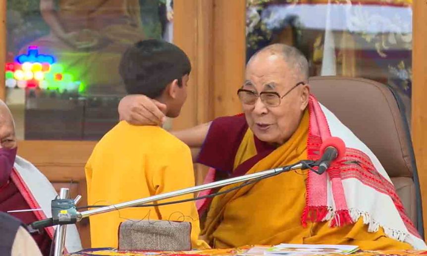 El Dalai Lama emitió un comunicado tras difundirse el video en el que besa a un niño