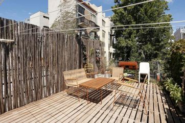 Cómo es y cuánto cuesta el acogedor PH que Juana Repetto puso a la venta