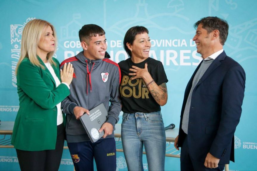 Con respaldo a Mayra Mendoza, Kicillof presentó los Juegos Bonaerenses y entregó nuevas netbooks