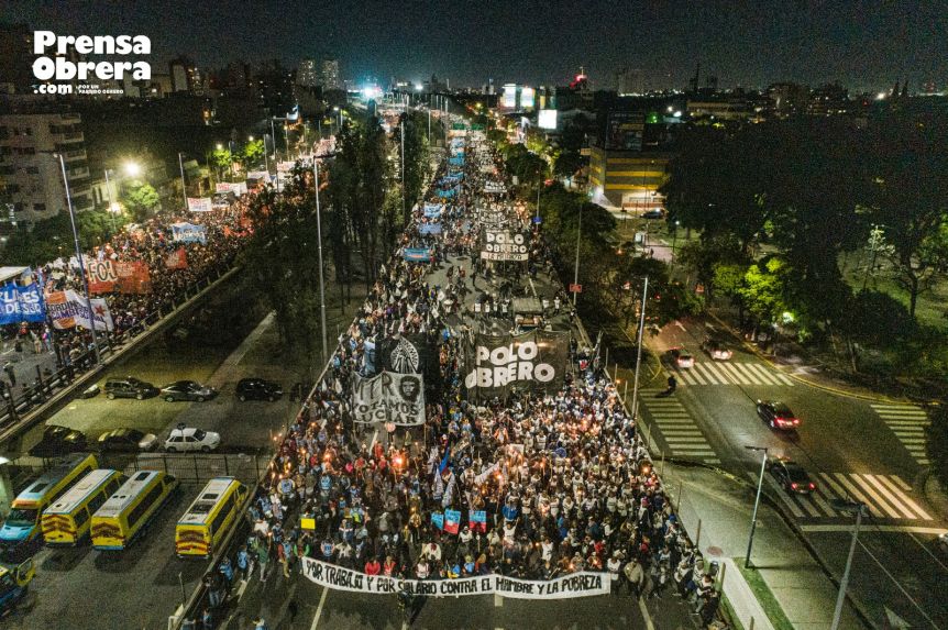 Unidad Piquetera marcha con antorchas a Plaza de Mayo y anticipan un acampe