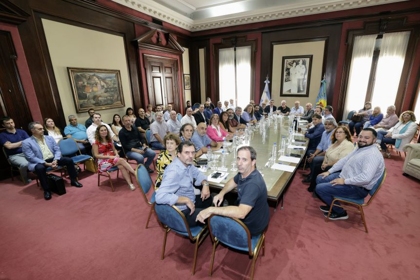 Arrinconados por la inflación, gremios piden a Kicillof una mesa para discutir salarios