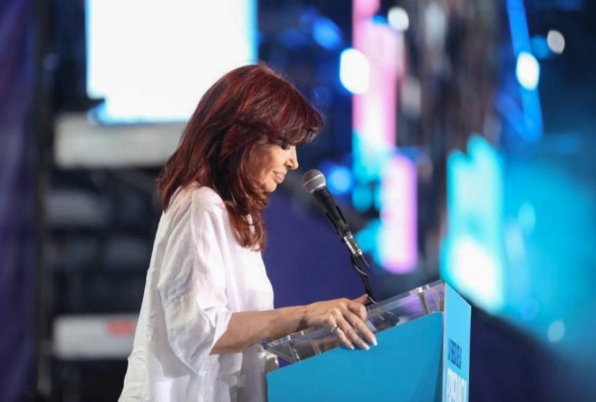 En medio de especulaciones, CFK vuelve al Teatro Argentino con la mira sobre la economía