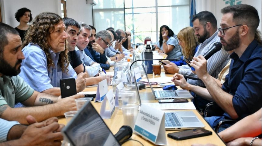 Como los docentes, los estatales también piden adelantar aumentos salariales