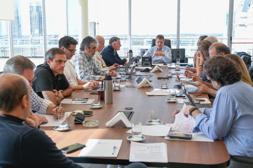 Mientras Máximo pedía medidas urgentes, Massa reunió a su equipo