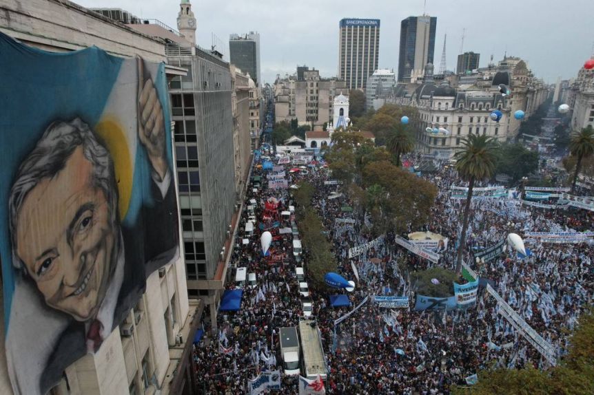 CFK calentó motores y la militancia se movilizó a la Plaza