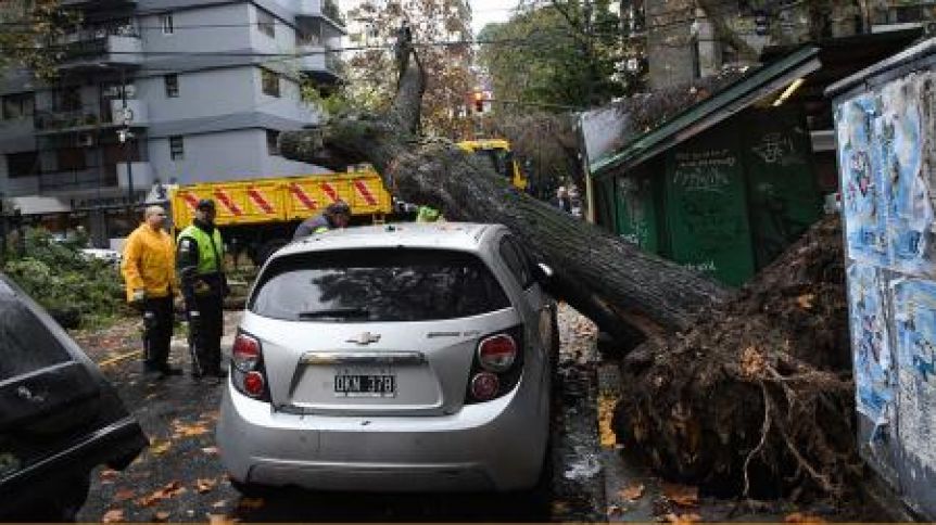 Un muerto, inundaciones y destrozos: lo que dejó el temporal en Provincia