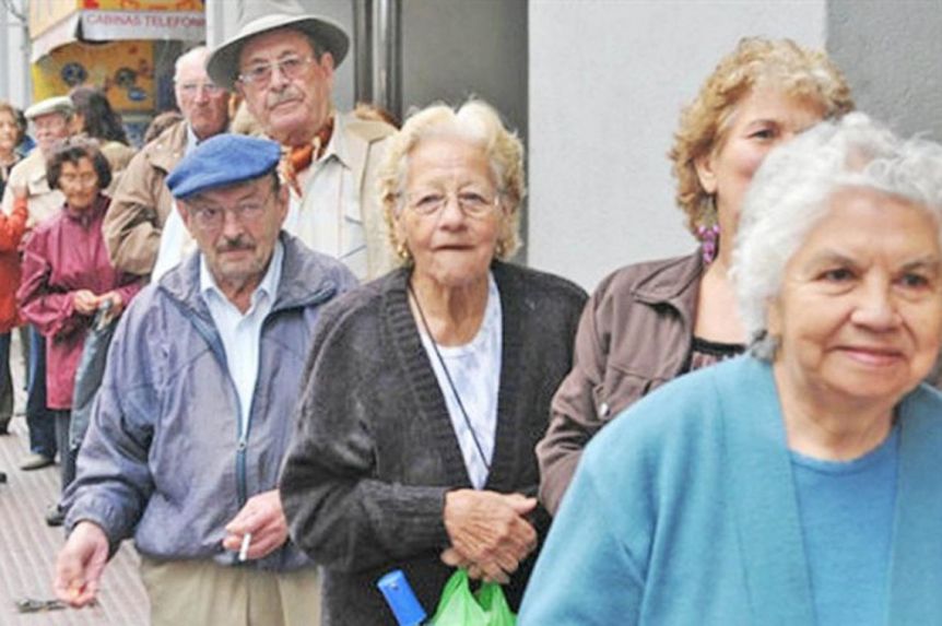 El Gobierno oficializó el pago del refuerzo de ingresos a jubilados y pensionados