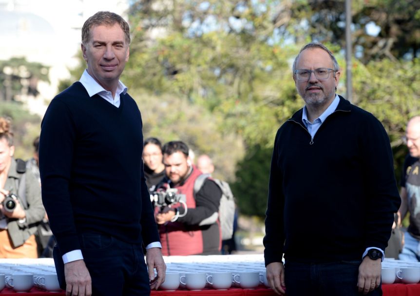 Santilli y Valenzuela pasaron por La Plata: a dónde apunta el reclamo que llevaron a la gobernación