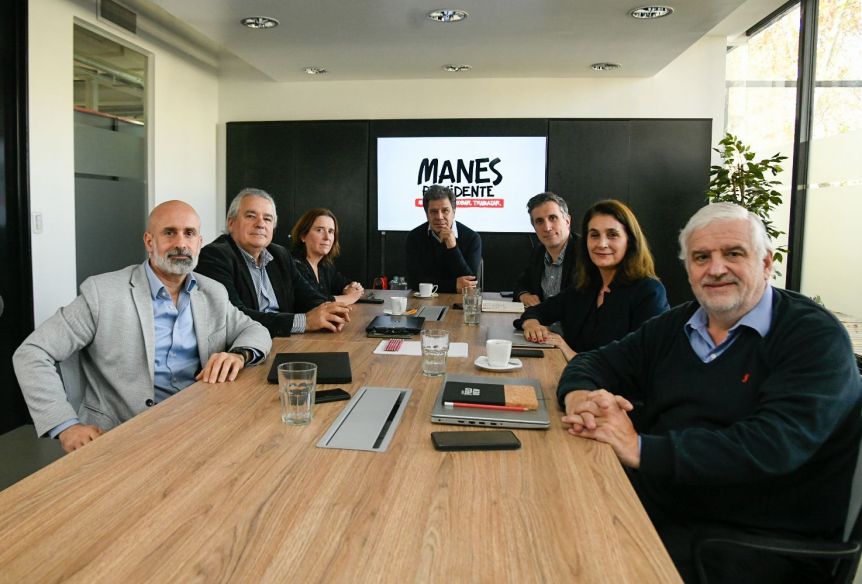 Manes no se baja y presenta sus equipos técnicos de cara a las elecciones