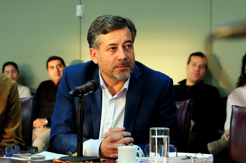 Diputado neuquino cruzó a Nación por las hidroeléctricas y convocó a un “Cabildo Abierto” en la Legislatura