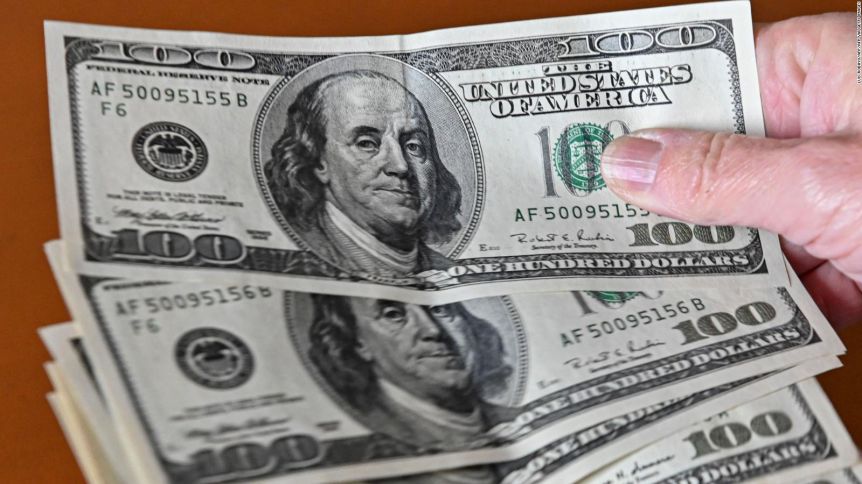El dólar registró una levísima caída en la apertura de semana