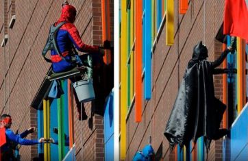 Limpiavidrios de un hospital infantil se disfrazaron de superhéroes para animar a los niños