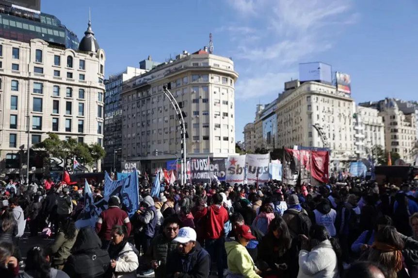 Vuelve la tensión entre manifestantes y la policía por la movilización en el Obelisco