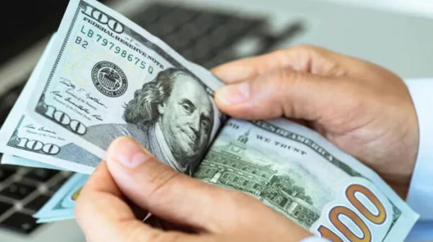 El BCRA fijó el dólar mayorista a $365 hasta octubre y el blue se acerca a los 700