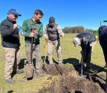 Junto a 300 niños, Abel Pintos plantó más de 2000 árboles en Mercedes