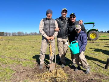 Junto a 300 niños, Abel Pintos plantó más de 2000 árboles en Mercedes