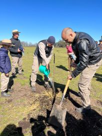 Junto a 300 niños, Abel Pintos plantó más de 2000 árboles en Mercedes