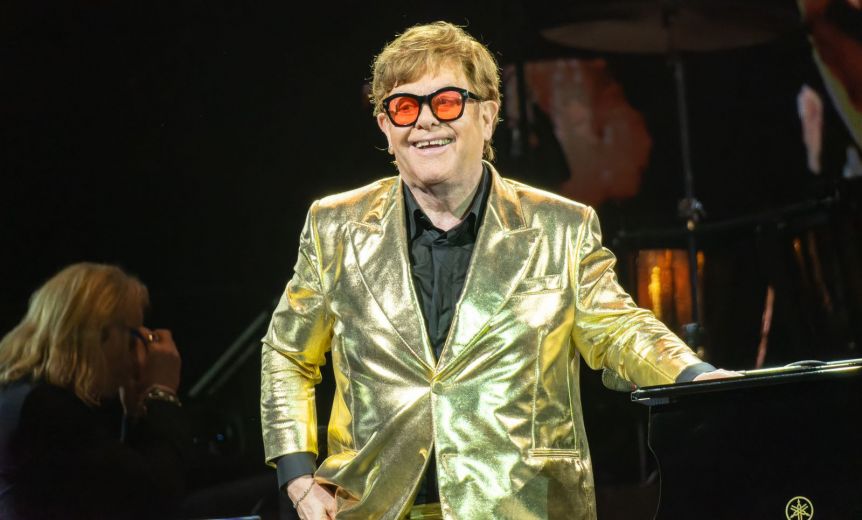 Elton John tuvo que ser hospitalizado después de sufrir un accidente doméstico: qué le pasó