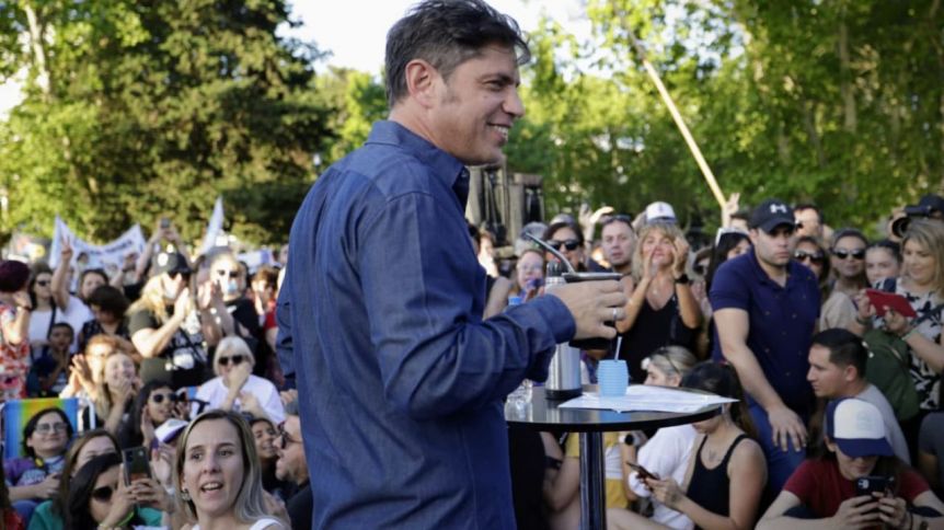 En modo campaña, Kicillof reedita una cábala y vuelve a las mateadas