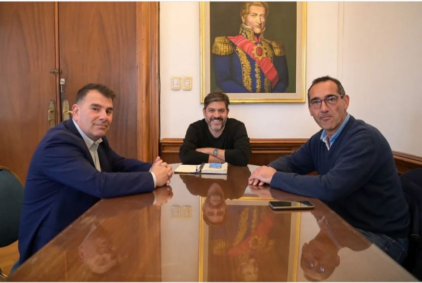 Azul: polémica por otra foto que expone el acercamiento de intendente de JxC con el peronismo