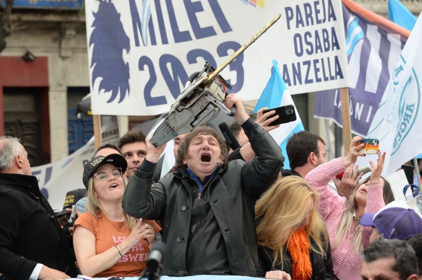 Al mejor estilo Jason, con motosierra en mano, Milei se paseó por La Plata