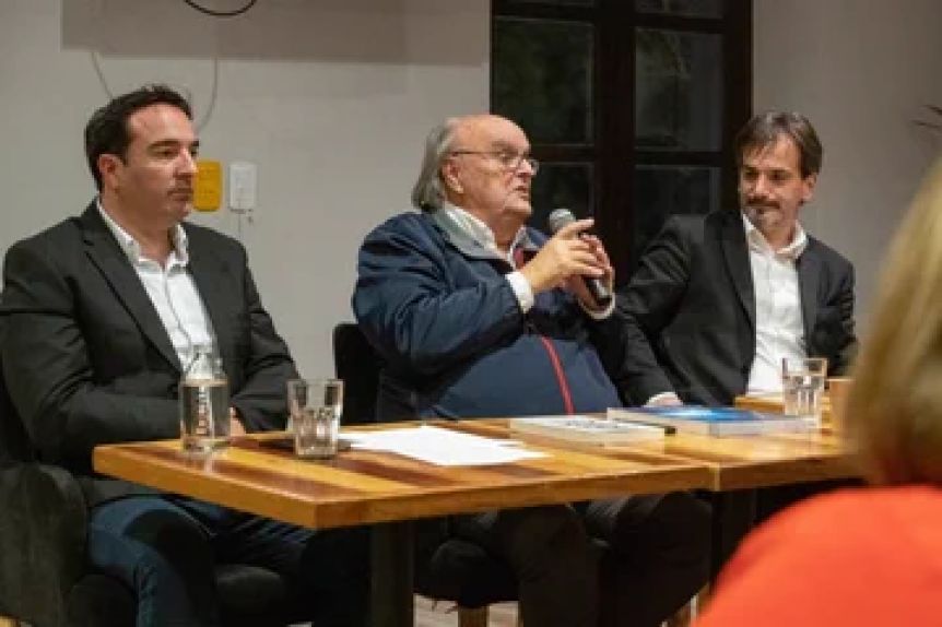 Candidato a intendente de UP levanta una bandera de Juntos si llega al municipio