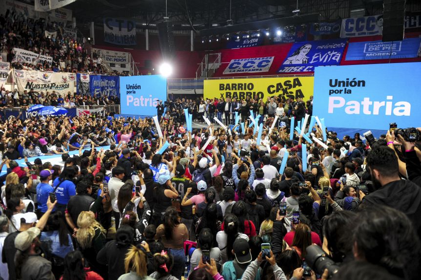 Con el apoyo de los movimientos sociales, el oficialismo busca dar vuelta la elección