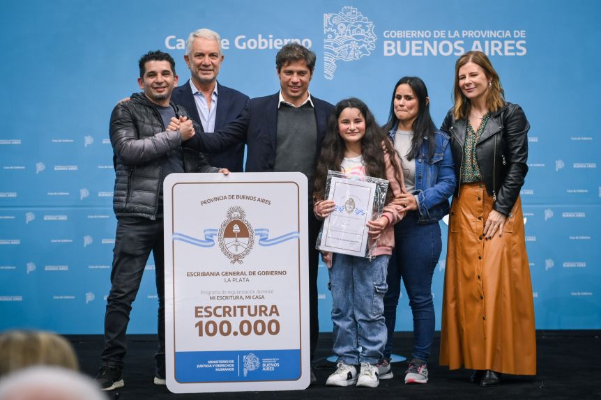 Kicillof celebró la entrega de 100.000 escrituras en su gestión con críticas hacia el libre mercado