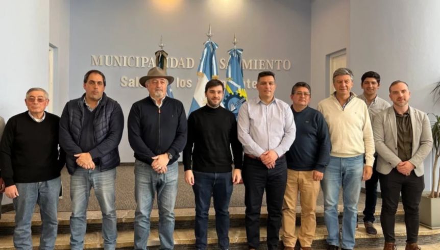 Con el traje de gobernador puesto, Torres encabezó su primer encuentro con intendentes