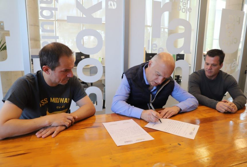 Grindetti pone el gancho y firma compromisos de gestión