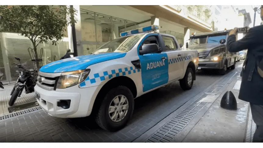 Mega operativo: Aduana allanó 18 bancos por fugas que rondan los 400 millones de dólares