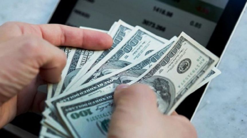 Otro salto del dólar blue, que llega a los $ 890 en el cierre de la semana