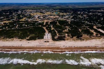 Costa Esmeralda, el destino que habría elegido Insaurralde para escapar del escándalo