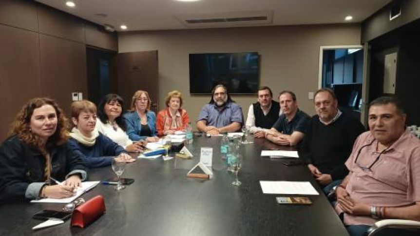 Los docentes también se sumaron al pedido de la reapertura de discusión salarial
