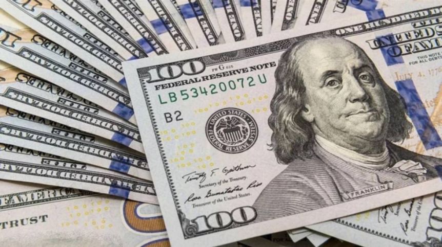 El dólar blue tuvo una baja considerable y cerró en $905
