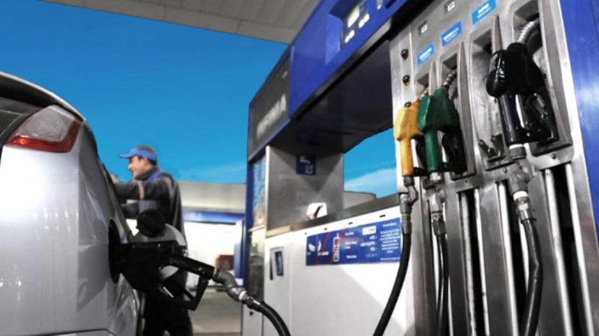 Pese a las largas filas: petroleras aseguraron que se “irá normalizando” la situación del combustible
