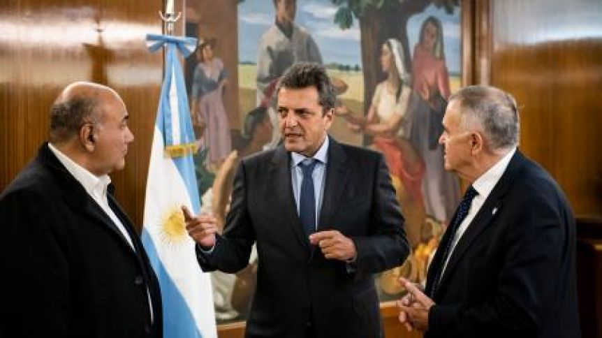 Sergio Massa en Tucumán: acompañó a Osvaldo Jaldo en su jura y le envío un contundente mensaje a las petroleras